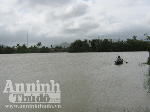 Lũ lụt gây chia cắt nhiều khu dân cư