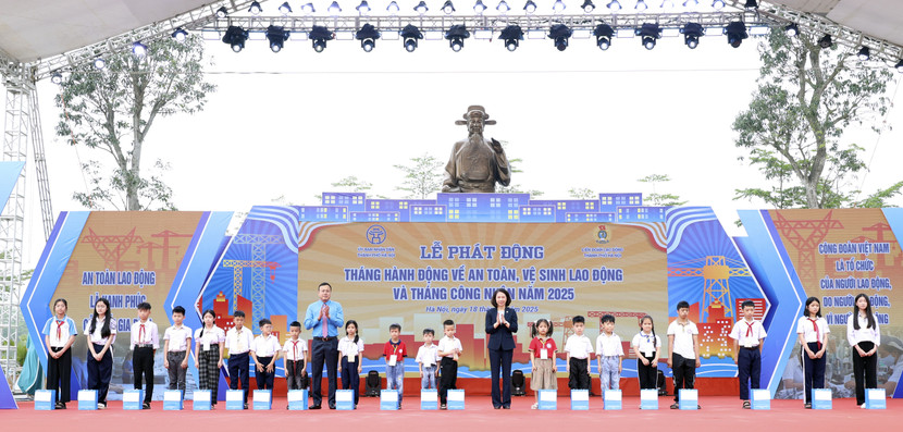 Phó Chủ tịch UBND Thành phố Vũ Thu Hà và Chủ tịch Liên đoàn Lao động Thành phố Phạm Quang Thanh trao quà cho con công nhân lao động có hoàn cảnh khó khăn