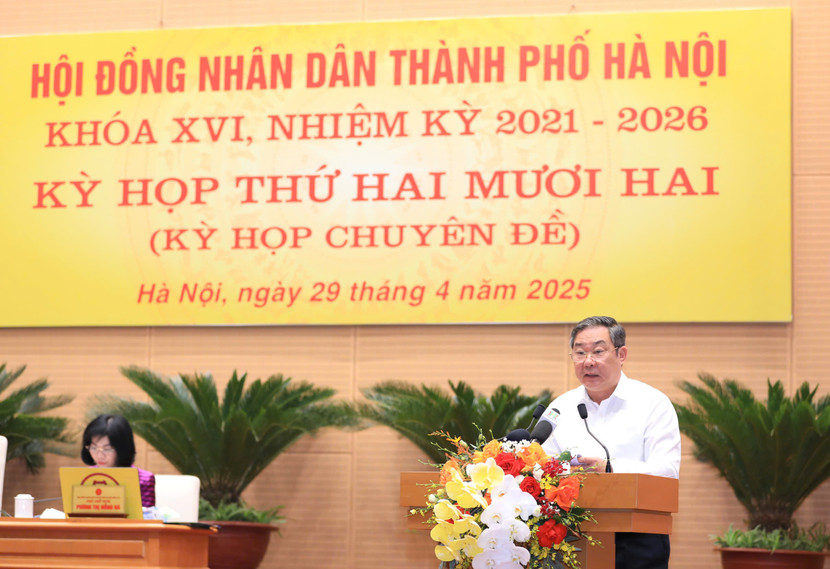 Phó Chủ tịch Thường trực UBND TP Lê Hồng Sơn trình bày tờ trình tại kỳ họp