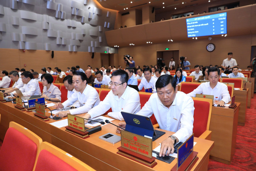 Đại biểu bấm nút thông qua nghị quyết Đại biểu bấm nút thông qua nghị quyết