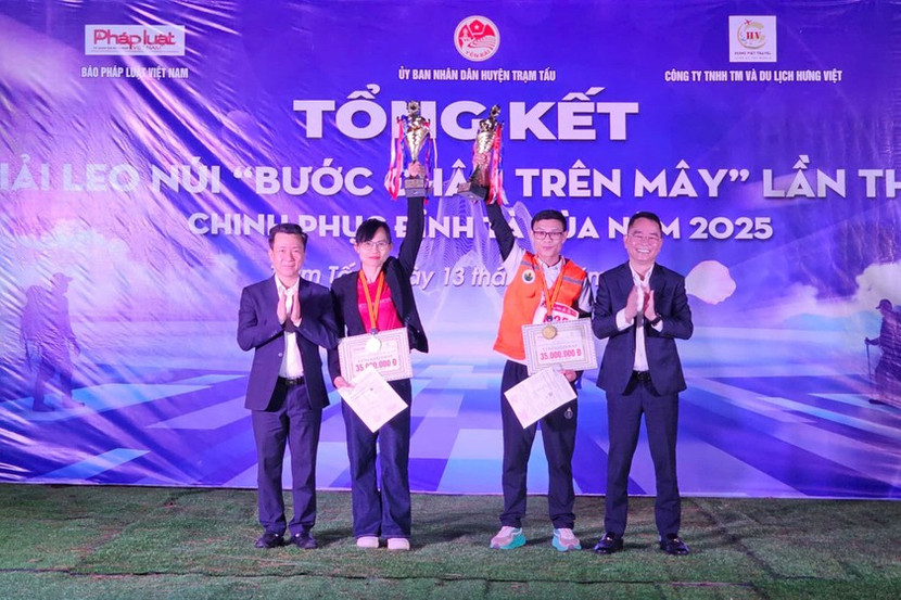 Ông Vũ Lê Chung Anh - Chủ tịch UBND huyện Trạm Tấu và ông Vũ Hoài Nam - Tổng biên tập báo Pháp luật Việt Nam trao giải cho 2 vận động viên đạt giải Nhất