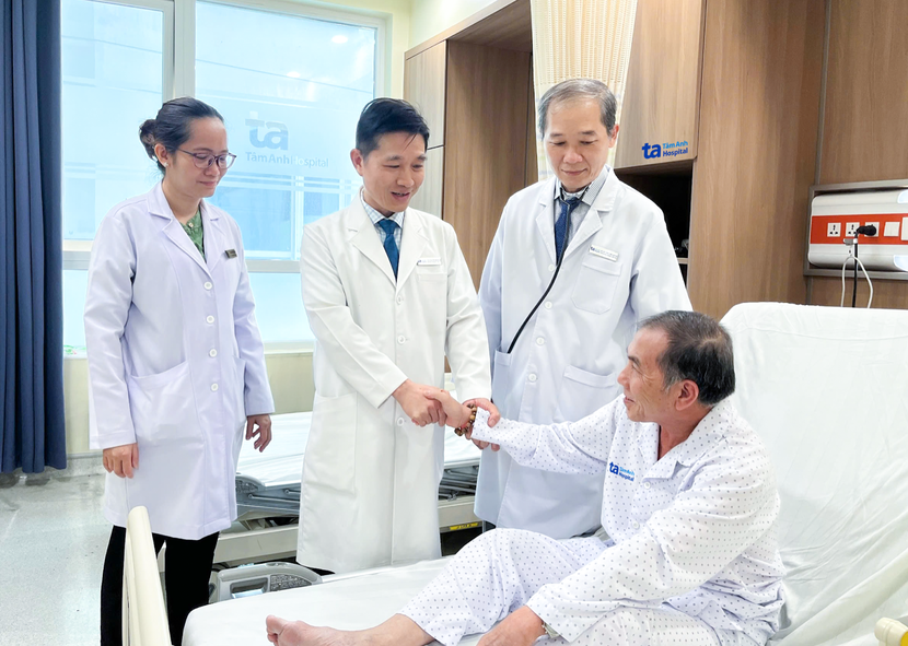 ThS.BS.CKI Lê Thị Ngọc Hằng, TS.BS Nguyễn Anh Dũng, BS.CKII Trần Công Quyền (từ trái sang) chúc mừng một bệnh nhân khỏe mạnh xuất viện sau năm ngày phẫu thuật cắt u phổi bằng Robot Da Vinci Xi.