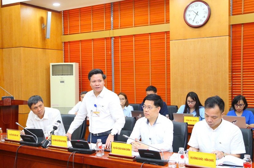 Vụ trưởng Vụ Chính quyền địa phương Phan Trung Tuấn thông tin tại họp báo Vụ trưởng Vụ Chính quyền địa phương Phan Trung Tuấn thông tin tại họp báo