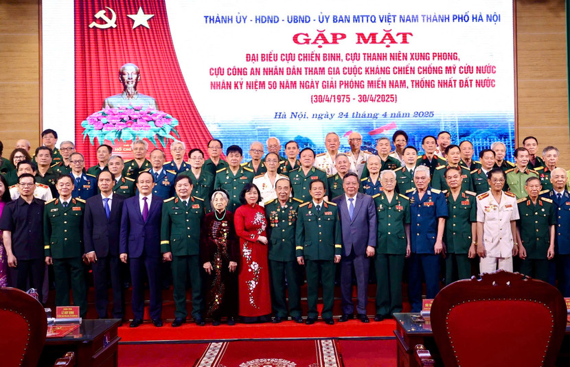 Các đồng chí lãnh đạo thành phố chụp ảnh lưu niệm với các đại biểu