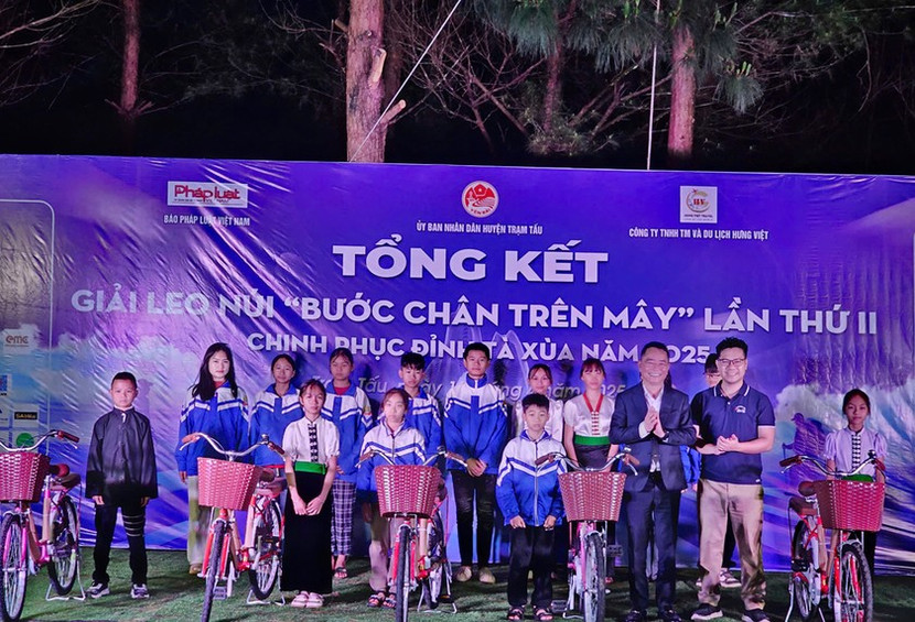 Ban tổ chức Giải trao 15 xe đạp tặng học sinh Trạm Tấu