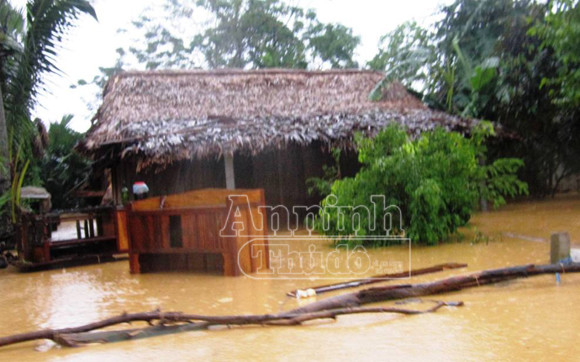 Người dân Hà Tĩnh tang thương, oằn mình trong lũ dữ ảnh 4 Người dân Hà Tĩnh tang thương, oằn mình trong lũ dữ ảnh 4