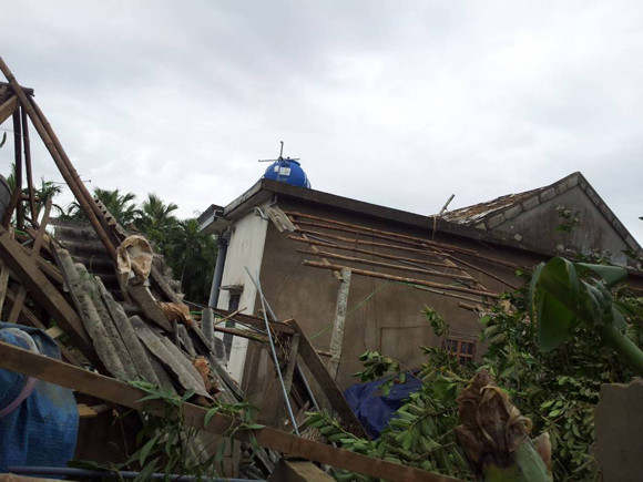 Hàng nghìn ngôi nhà tốc mái, 18 người bị thương do bão ảnh 6