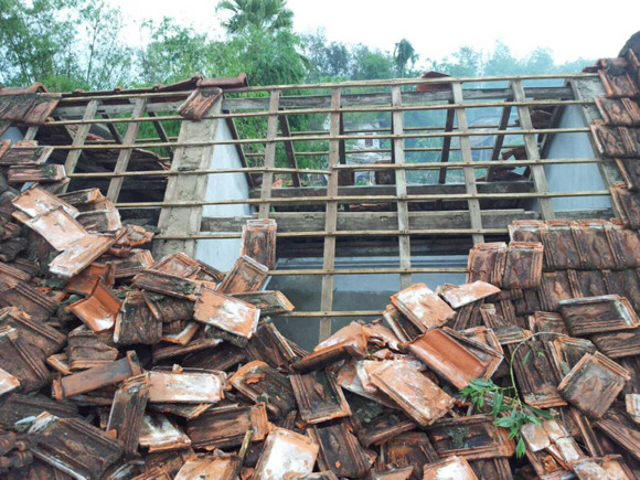 Hàng nghìn ngôi nhà tốc mái, 18 người bị thương do bão ảnh 5