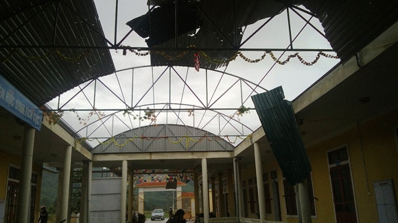 Hàng nghìn ngôi nhà tốc mái, 18 người bị thương do bão ảnh 1