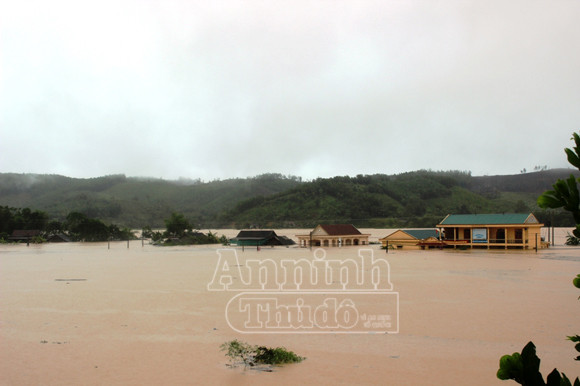 Người dân Hà Tĩnh tang thương, oằn mình trong lũ dữ ảnh 3 Người dân Hà Tĩnh tang thương, oằn mình trong lũ dữ ảnh 3