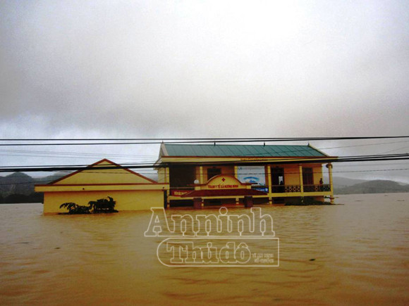 Người dân Hà Tĩnh tang thương, oằn mình trong lũ dữ ảnh 2 Người dân Hà Tĩnh tang thương, oằn mình trong lũ dữ ảnh 2