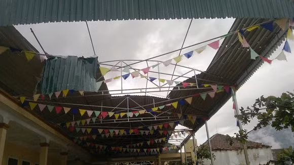 Hàng nghìn ngôi nhà tốc mái, 18 người bị thương do bão ảnh 2