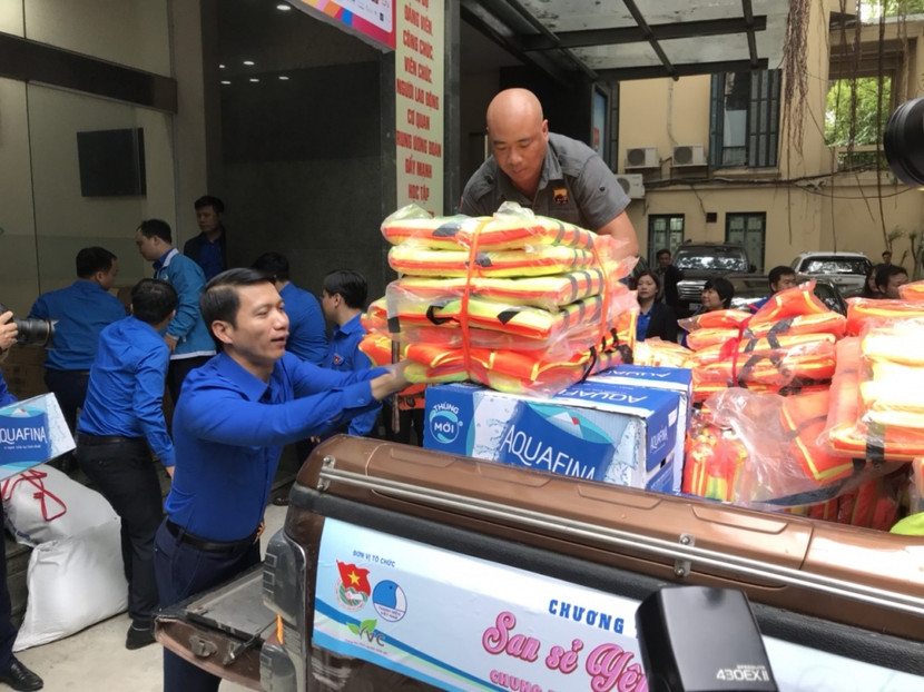 Đồ dùng, nhu yếu phẩm được vận chuyển lên các chuyến xe san sẻ yêu thương