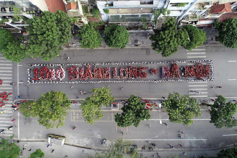 Thanh niên Thủ đô xếp chữ “1010 năm Thăng Long - Hà Nội” tại Quảng trường Đông Kinh Nghĩa Thục
