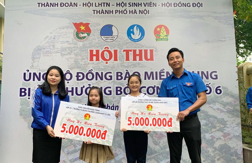 Đại diện Thành đoàn nhận quyên góp ủng hộ đồng bào miền Trung