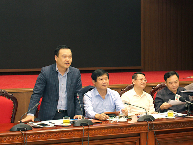 Phó Chủ tịch UBND quận Long Biên Vũ Xuân Trường thông tin tại hội nghị