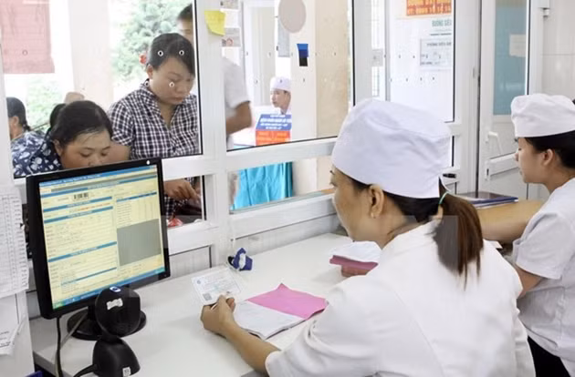 Khi chuyển tuyến lên tuyến trên hoặc cùng tuyến thì cơ sở khám chữa bệnh thông báo và giải thích lý do chuyển tuyến cho người bệnh
