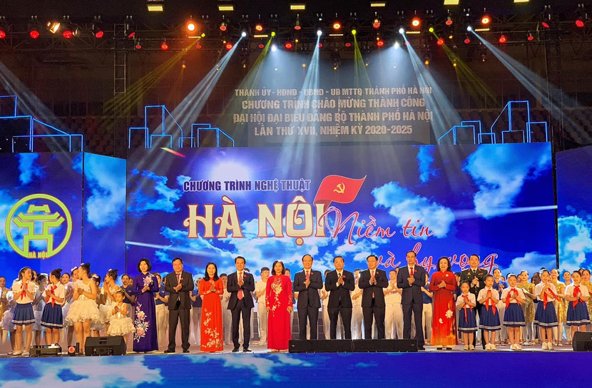 Thanh thiếu nhi Thủ đô chúc mừng Ban Thường vụ Thành ủy Hà Nội khoá mới