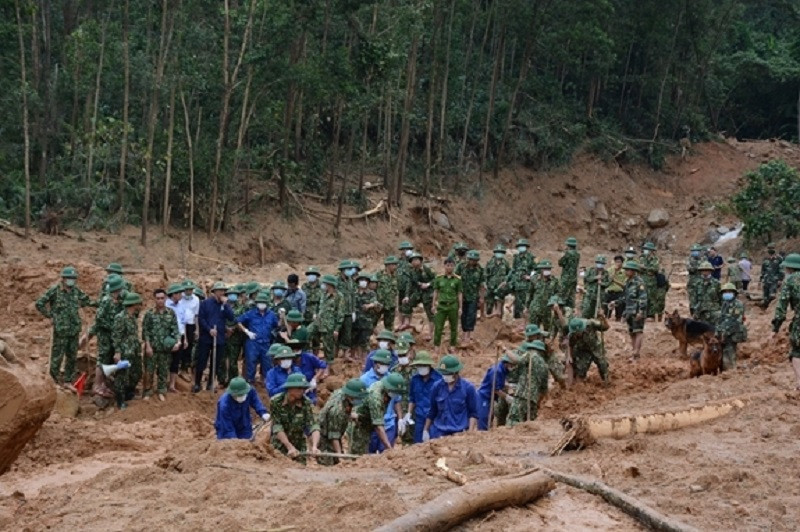 Lực lượng cứu hộ đào sâu xuống lớp bùn non để tìm kiếm các nạn nhân