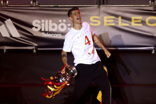 Morata phấn khích trong lễ ăn mừng Morata phấn khích trong lễ ăn mừng