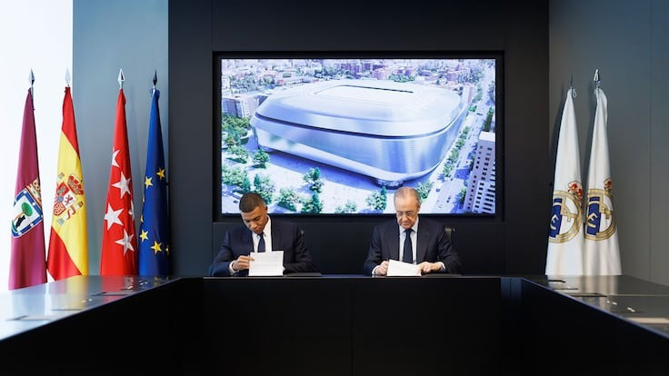 Mbappe đặt bút ký hợp đồng...