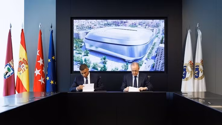 Mbappe đặt bút ký hợp đồng...