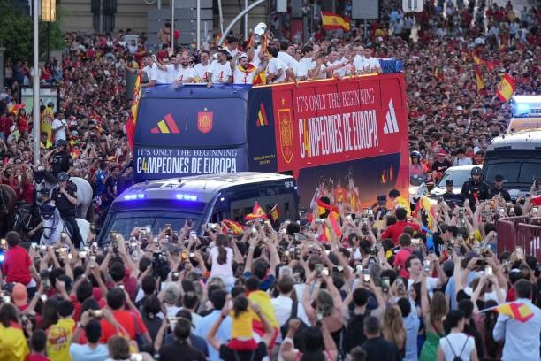 Chiếc xe bus hai tầng chở nhà vô địch EURO 2024 tại Madrid Chiếc xe bus hai tầng chở nhà vô địch EURO 2024 tại Madrid