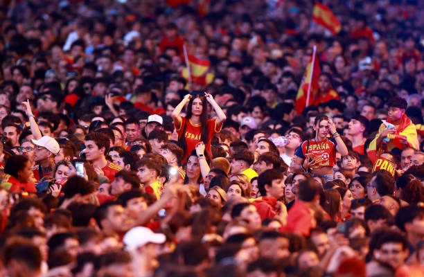 Biển người chào mừng ĐT Tây Ban Nha trở về Biển người chào mừng ĐT Tây Ban Nha trở về