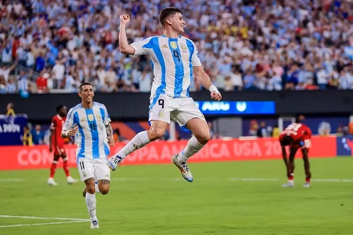 Julian Alvarez mở điểm cho Argentina