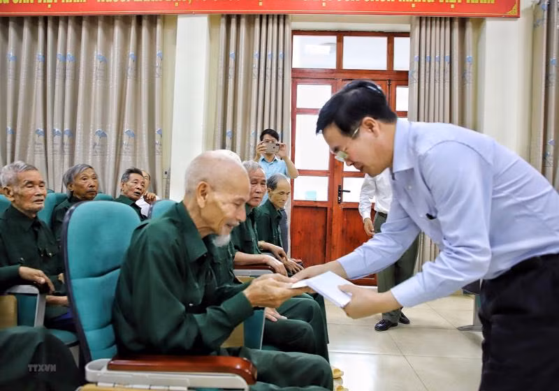 Chủ tịch nước Võ Văn Thưởng thăm, tặng quà cho người có công Chủ tịch nước Võ Văn Thưởng thăm, tặng quà cho người có công