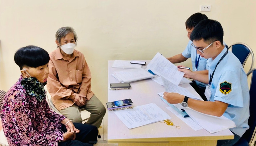 Hai người lang thang cung cấp thông tin trước khi được đưa về Trung tâm chăm sóc, nuôi dưỡng Hai người lang thang cung cấp thông tin trước khi được đưa về Trung tâm chăm sóc, nuôi dưỡng