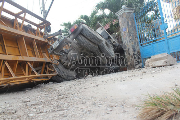 Xe tải lật ngang quốc lộ 22, hàng trăm bao bột mỳ rơi "trắng" đường ảnh 1