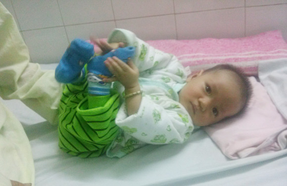 Mong bạn đọc chung tay cứu sự sống mong manh của bé 6 tháng tuổi ảnh 1