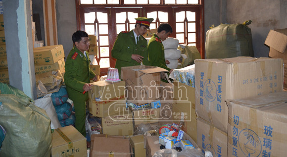 Bắt quả tang cơ sở buôn bán hàng hóa Trung Quốc nhập lậu ảnh 1