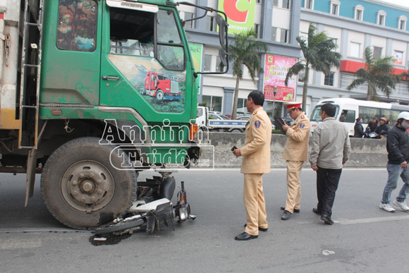 Xe tải tông xe máy, hai bác cháu thương vong ảnh 1 Xe tải tông xe máy, hai bác cháu thương vong ảnh 1