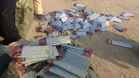 Xe khách Bắc Nam chở đầy pháo, súng điện ảnh 1