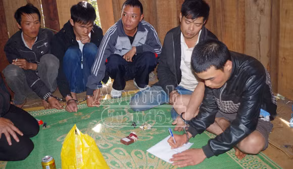 Mở xới bạc tại xưởng cưa ảnh 1