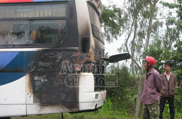 Xe khách bốc cháy, hàng chục hành khách về quê ăn Tết hoảng loạn ảnh 1 Xe khách bốc cháy, hàng chục hành khách về quê ăn Tết hoảng loạn ảnh 1