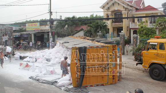 Xe tải lật ngang quốc lộ 22, hàng trăm bao bột mỳ rơi "trắng" đường ảnh 2