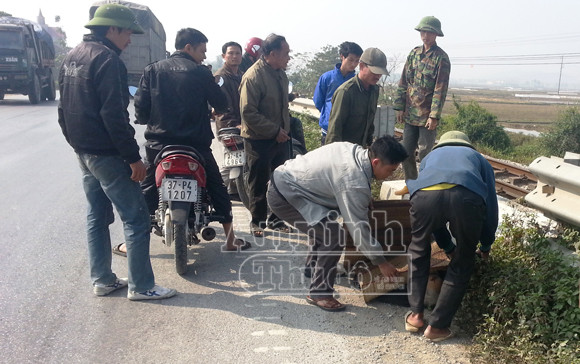 Đạp xe qua đường ray, ông già 60 tuổi bị tàu hoả đâm ảnh 1 Đạp xe qua đường ray, ông già 60 tuổi bị tàu hoả đâm ảnh 1