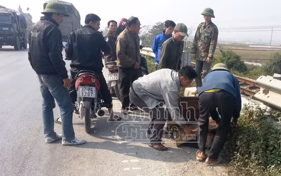 Đạp xe qua đường ray, ông già 60 tuổi bị tàu hoả đâm ảnh 1