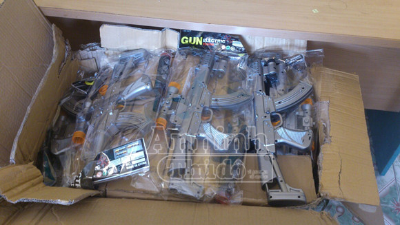 Xe khách Bắc Nam chở đầy pháo, súng điện ảnh 2