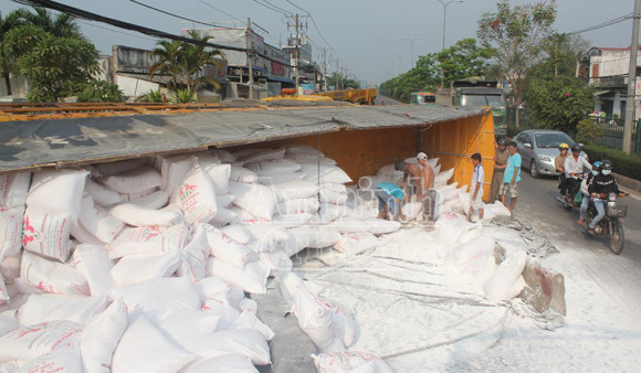 Xe tải lật ngang quốc lộ 22, hàng trăm bao bột mỳ rơi "trắng" đường ảnh 3