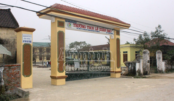 Nữ sinh dùng dao lam rạch mặt bạn trước cổng trường ảnh 1