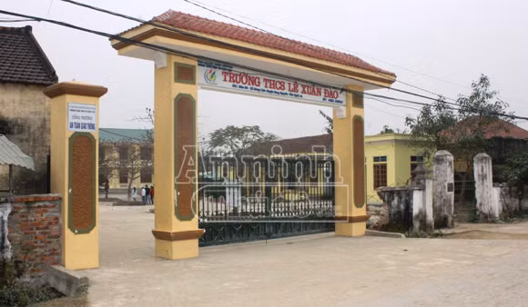 Nữ sinh dùng dao lam rạch mặt bạn trước cổng trường ảnh 1