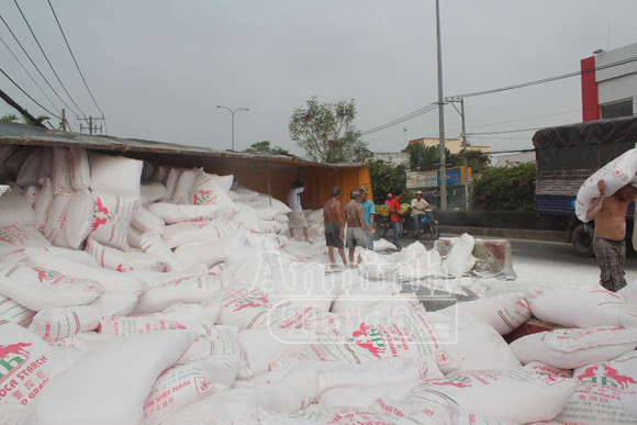 Xe tải lật ngang quốc lộ 22, hàng trăm bao bột mỳ rơi "trắng" đường ảnh 4