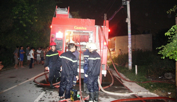 Cháy cơ sở gỗ trong đêm, nhiều công nhân thoát chết ảnh 1