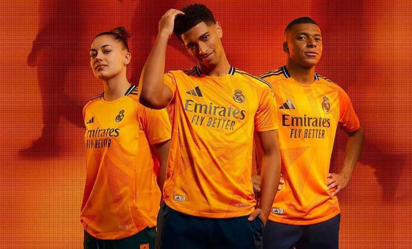 Mbappe (phải) cùng áo thi đấu mới của Real Madrid