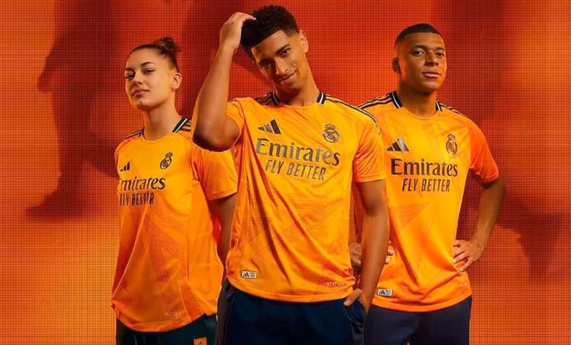 Mbappe (phải) cùng áo thi đấu mới của Real Madrid
