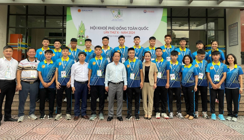 Giám đốc Sở GD&ĐT Hà Nội - Trần Thế Cương (hàng trước, thứ 9 từ phải qua) chụp lưu niệm cùng đội tuyển bóng đá nam THPT Hà Nội tham dự Hội khỏe Phù Đổng toàn quốc 2024 Giám đốc Sở GD&ĐT Hà Nội - Trần Thế Cương (hàng trước, thứ 9 từ phải qua) chụp lưu niệm cùng đội tuyển bóng đá nam THPT Hà Nội tham dự Hội khỏe Phù Đổng toàn quốc 2024